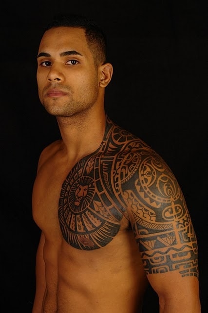 tatouage pectoraux homme