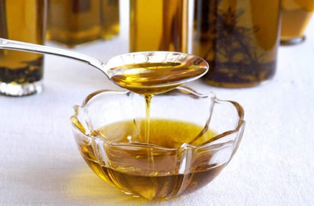 Bain d’huile pour cheveux secs : retrouver brillance et douceur