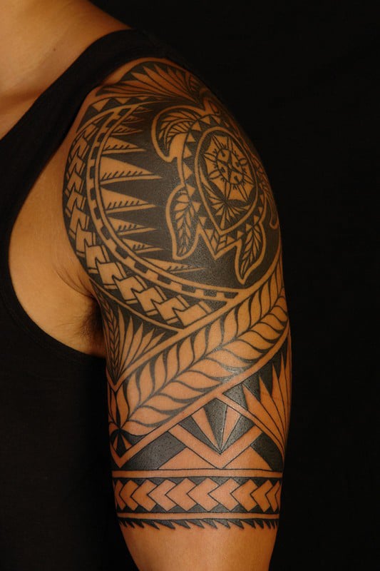tatouage bras homme polynesien