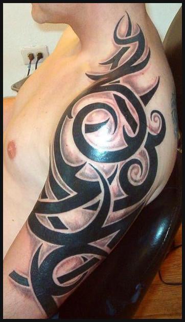 tatouage bras tribal homme