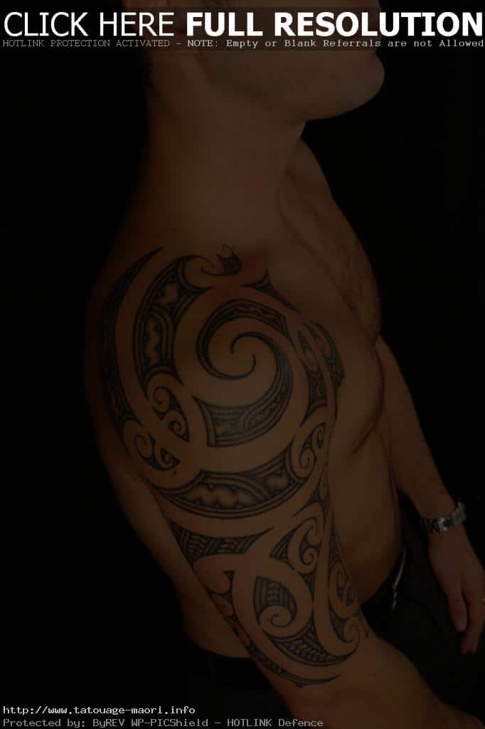 tatouage épaule homme polynesien