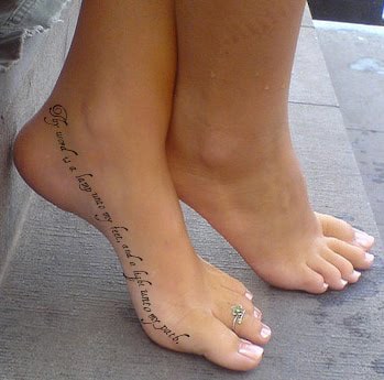 tatouage phrase pied