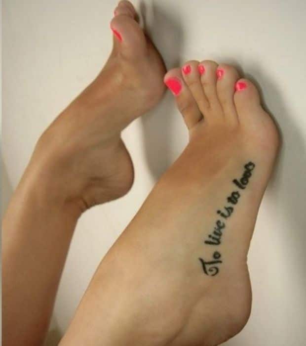 tatouage phrase sur le pied