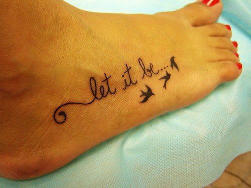 tatouage pied femme phrase