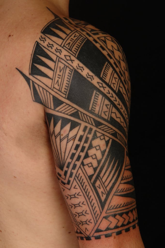 tatouage polynesien bras homme