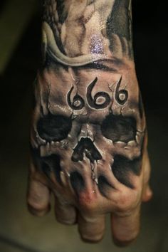tatouage sur la main homme