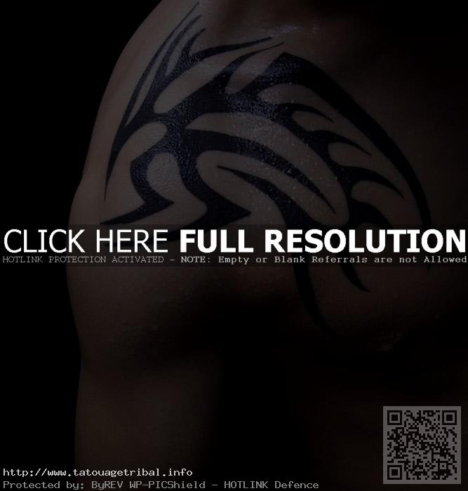 tatouage tribal épaule homme