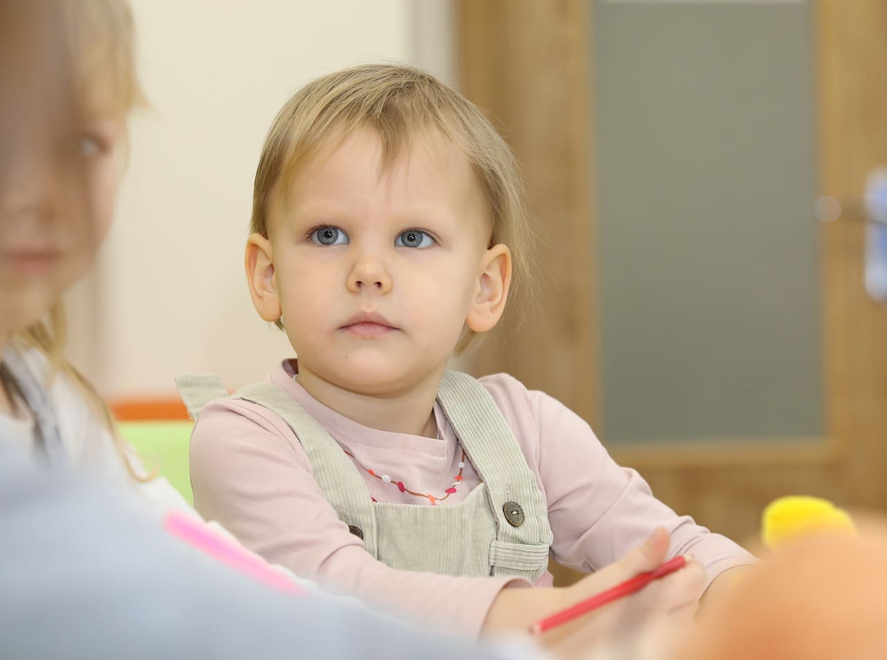 Est-ce qu'une école maternelle montessori propose des activités adaptées à chaque enfant ?